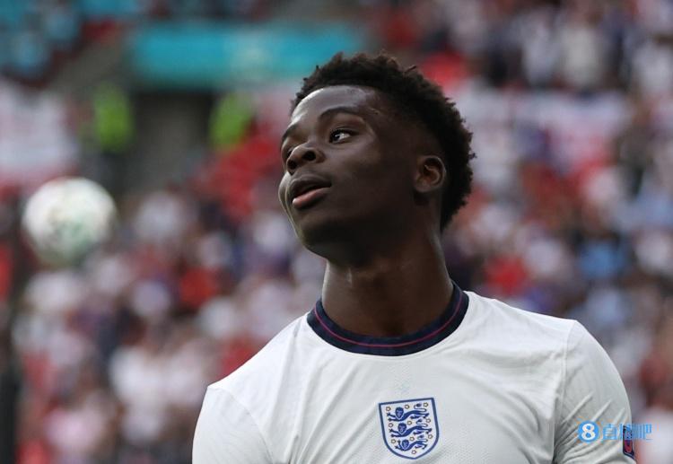 暖心一幕，温布利大球场的球迷赛后为萨卡高唱生日歌