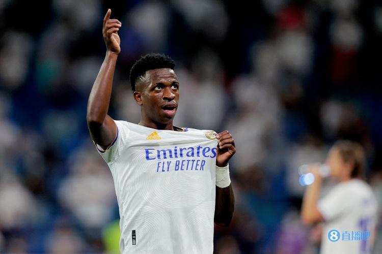 维尼修斯:我很喜欢和本泽马一起上场,我从小就是他的球迷