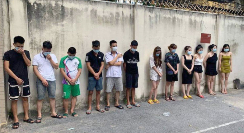 顶风作案！无视疫情！河内警方午夜突袭酒吧，38名男女吸毒被抓