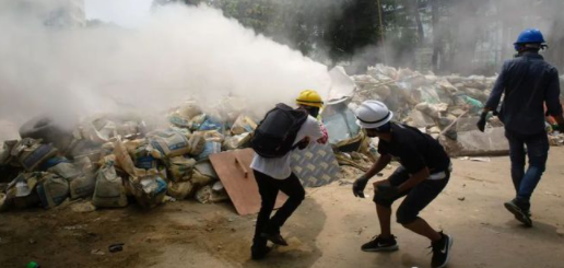 “银行关了，我们拿不到工资，太难了！”缅甸若开工人诉苦