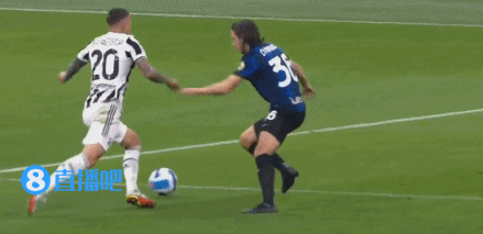 看着就疼！贝纳德斯基肩膀脱臼，本坦库尔替补登场