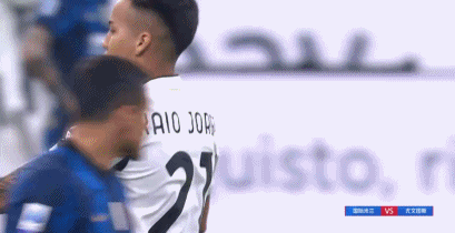 小插曲!若热给博努奇纸条,博努奇将之塞到球袜里