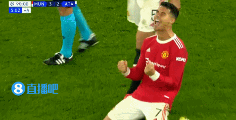 裁判鸣响终场哨，C罗跪地兴奋挥拳庆祝！