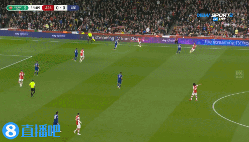 皮球有自己的想法?佩佩拿球带着带着自己摔倒了?