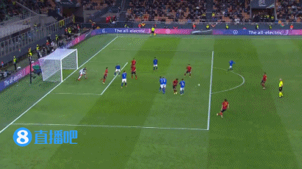 被嘘懵了？多纳鲁马扑球脱手险丢球，博努奇贡献神级解围