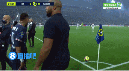 踢球有危险?内马尔罚球时旁边的防暴警察用盾牌保护