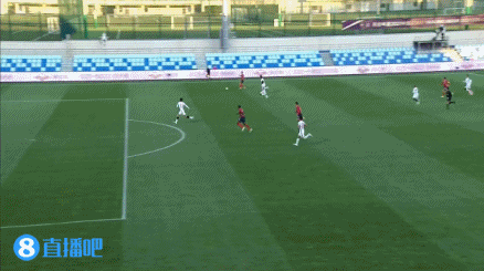 一停一射!坦布精彩抽射破门,皮球从陈威腋下钻入球门