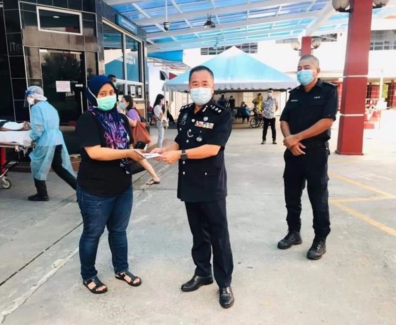 疫情肆虐摧毁家庭 马来西亚女警3天内痛失父母和弟弟