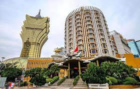 澳门黄金周第二日旅游区依旧冷清 赌场门可罗雀 赌枱开不到一半