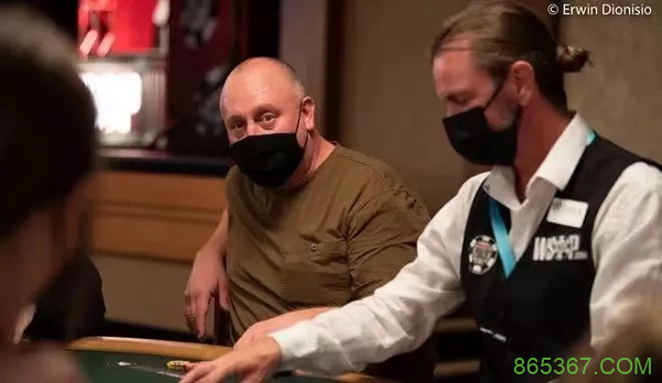 男性扑克玩家Tom Hammers为慈善事业参加WSOP女士赛