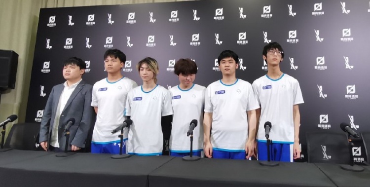 英雄联盟手游TT赛后群访 教练：没想到会是4-0 感谢队员和粉丝