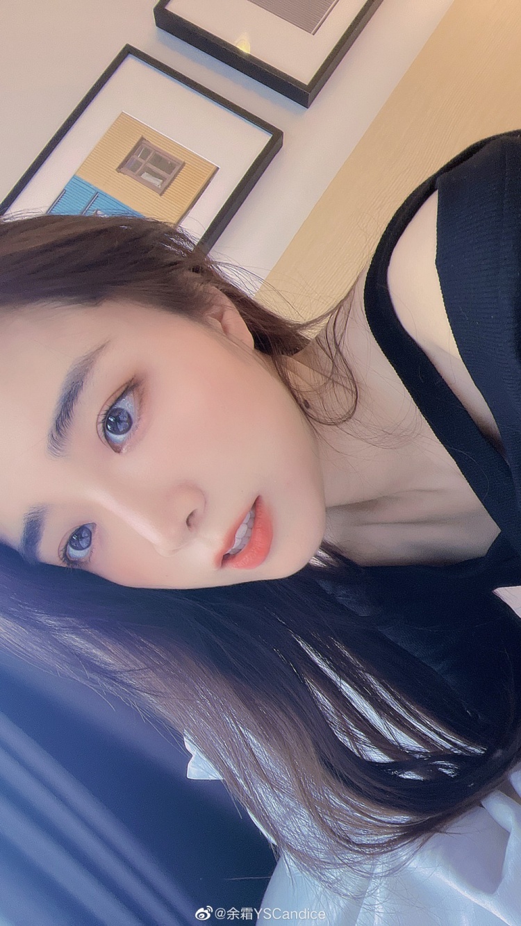 LPL主持人余霜晒照：震，今天化妆了！