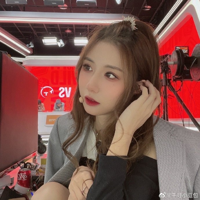 LPL解说千寻小豆包：今天手游比赛太帅了 准备S赛入围赛咯