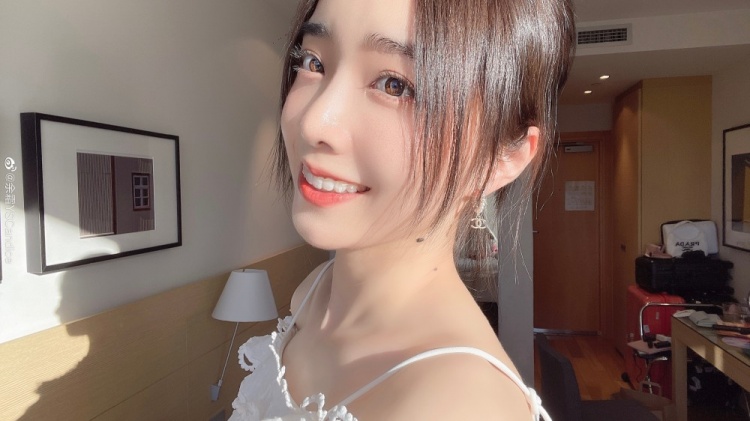 LPL双语主持人余霜:“等到放晴那天”