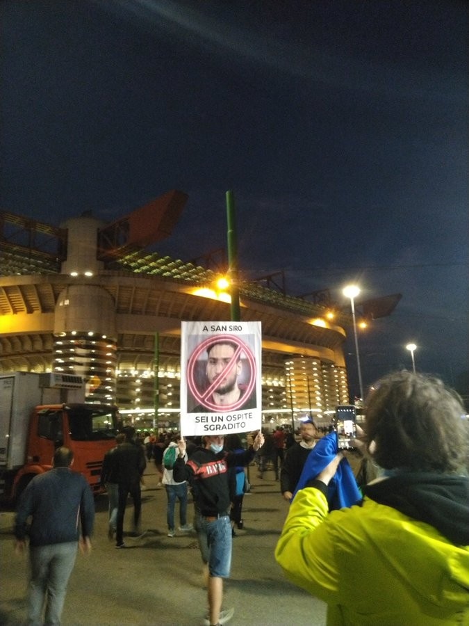 多纳鲁马热身时遭到圣西罗嘘声，球迷举“你不受欢迎”标语