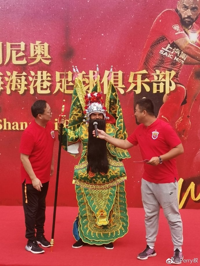 海港举办新援见面会，小保利尼奥中华传统戏剧造型亮相