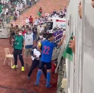 吉田麻也接受采访遭沙特球迷嘲讽，上前理论时发生冲突后愤然离场