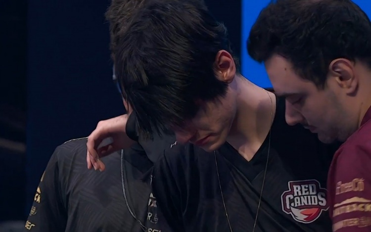 小伞感慨RED落泪:追梦真好啊 看到落泪中总有点蚌埠住