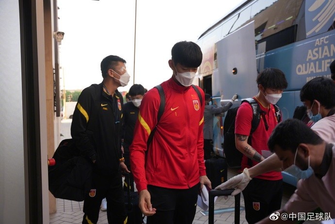 国足抵达沙特小插曲:沙特工作人员送鲜花,国脚甚至不敢伸手去接