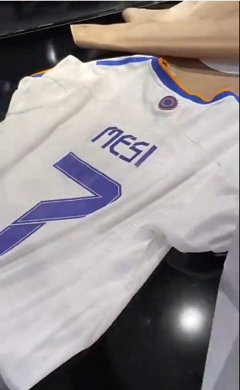 ?西班牙一网红去皇马商城购买球衣，要求店员印上梅西的名字