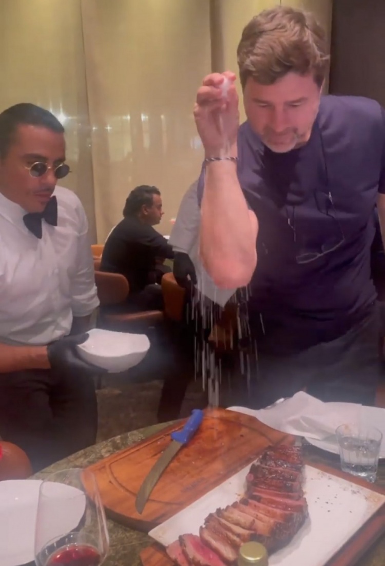 故地重游！波切蒂诺回到伦敦休假，光顾撒盐哥烤肉店