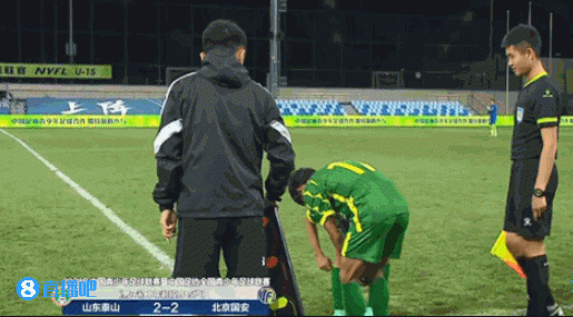 不够用还是忘记带？U15联赛球员被换下后将护腿板递给替补球员
