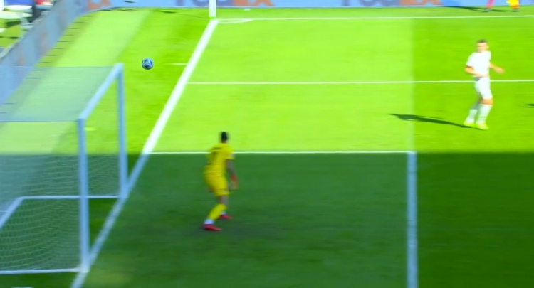 巴舒亚伊盘带传中，萨勒马科尔斯弧线中楣，多纳鲁马毫无反应