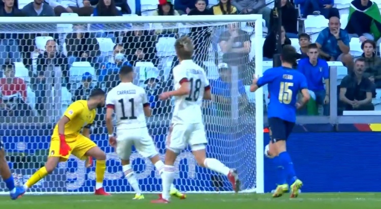 比利时中框帽子戏法！卡拉斯科推射中柱，多纳鲁马毫无反应