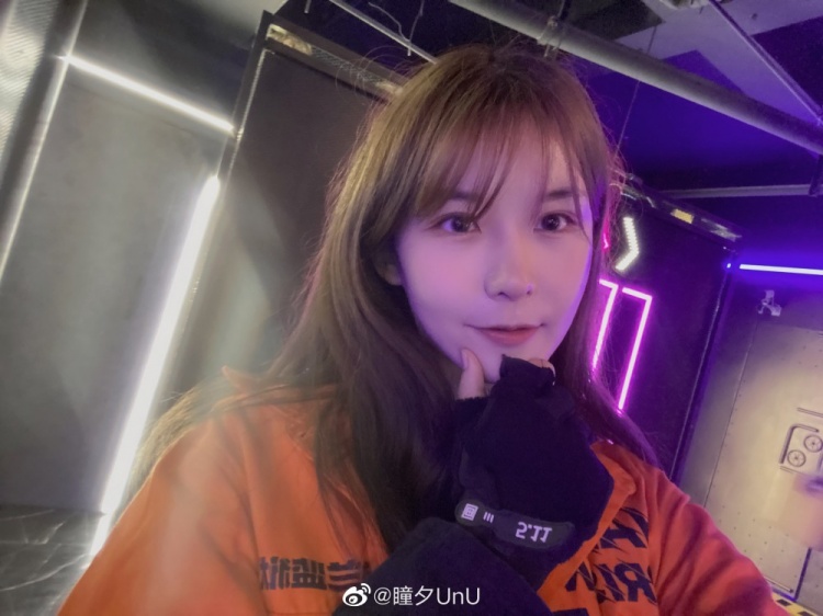 LPL解说瞳夕晒照：hi！大家好久不见