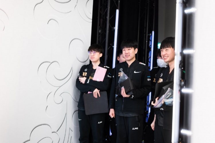 RNG赛后返图:过关斩将,昂首前进!