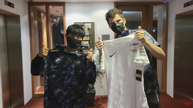 T1官推：打野选手Cuzz与FNC战队打野Bwipo互换队服~