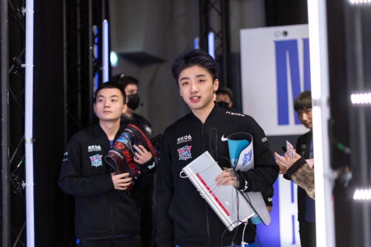 LNG.icon：一致性只是人们根据比赛的输赢给你贴上的标签罢了