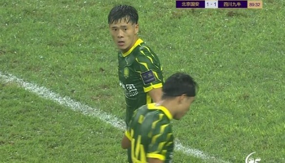 乃比江回追单刀一半放弃,32岁老将刘欢补位将球破坏后表达不满