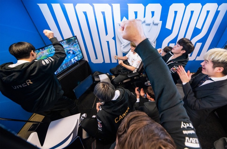 T1全队在看到100T击败EDG后的反应：nice！ohyeah！小组第一了！