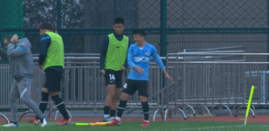 太过兴奋！陶强龙破门后庆祝踢碎角旗杆，吃到黄牌