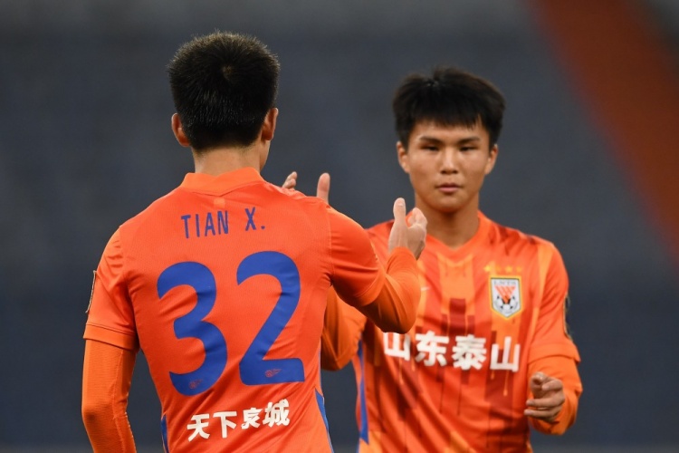 16岁小将陈泽仕替补登场，成为泰山队正式比赛出场的最年轻球员