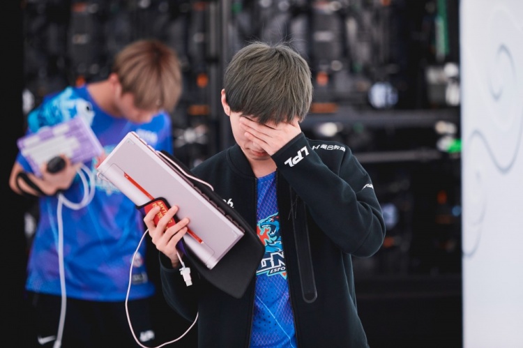 LOLEsports官推更新:“多么让人感慨的一天啊”