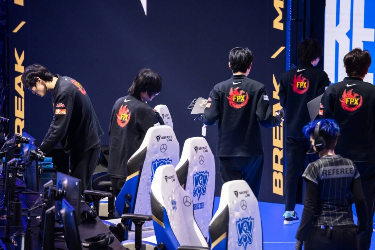 谁是内鬼?LPL小组赛选手数据:FPX双C吃奶挤草,灯皇默默付出