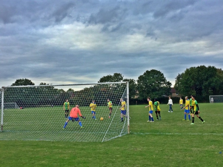 《太阳报》报道趣闻:53岁父亲替儿子出战 高接抵挡仍以0-40落败