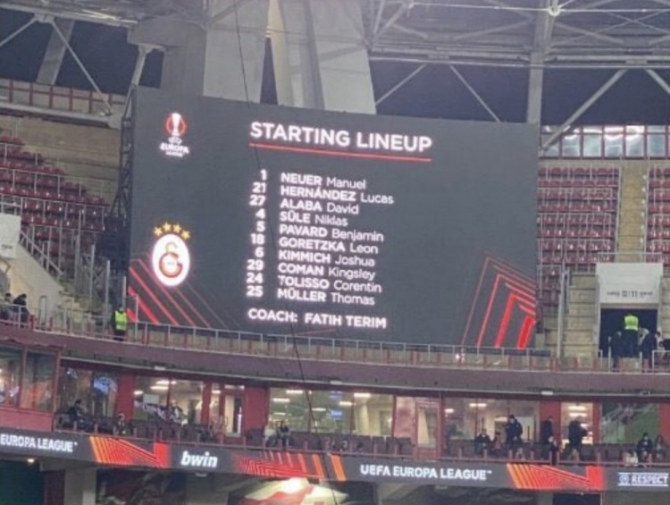 阿拉巴也在?欧联现场大屏将加拉塔萨雷首发打成拜仁名单
