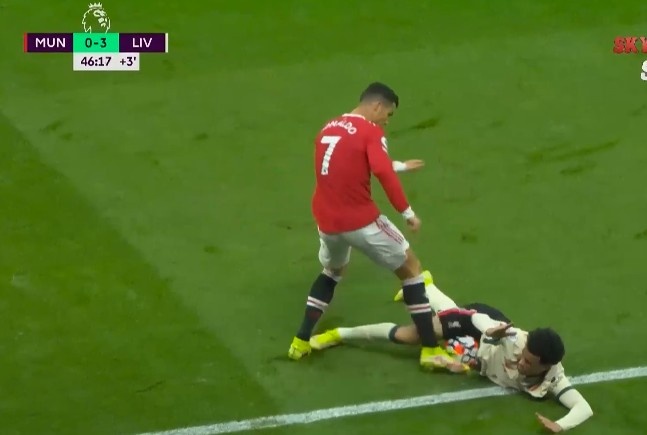 心态有点炸!琼斯倒地护球,C罗不冷静连续踢球危险动作染黄