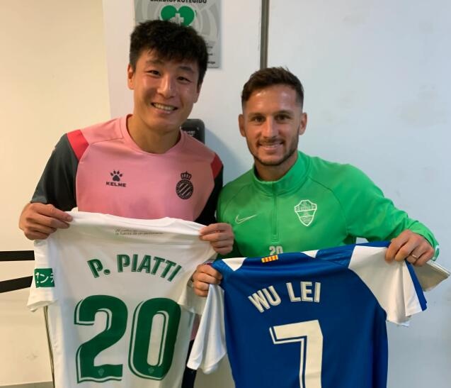 老友相逢!武磊与皮亚蒂交换球衣并合影