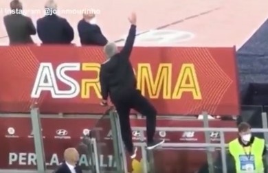 穆帅调侃自己场外指挥:当你没票但是急着看球赛的时候