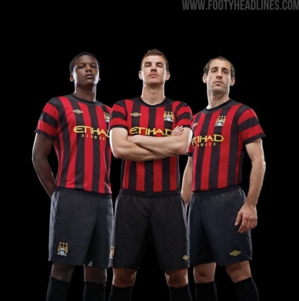 外媒：曼城下赛季客场球衣将复刻经典红黑间条衫款式