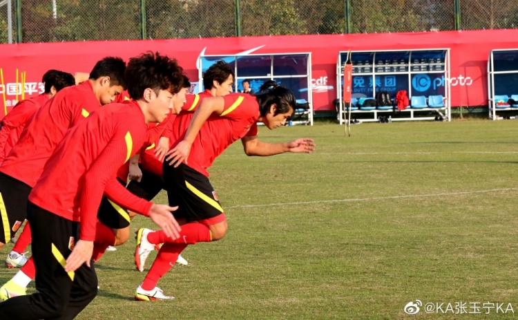 张玉宁晒训练照:前方的路很困难,我们能做的只有不停奔跑