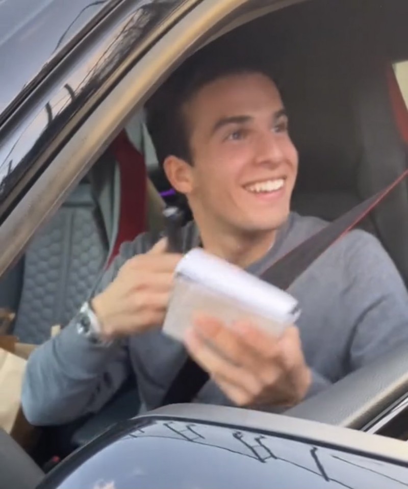 天亮了？球迷就科曼下课而祝贺普吉，后者喜笑颜开