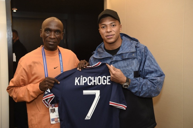 姆巴佩与马拉松名将基普乔格赛前互动,赠送球衣球鞋并合影
