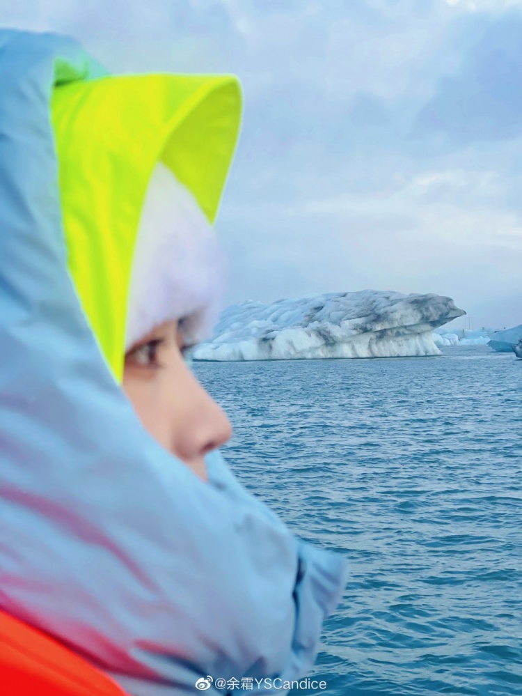 余霜晒照：点击查看比冰山都长的眼睫毛~