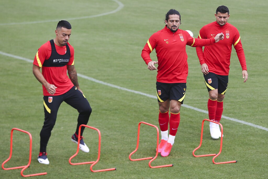 媒体人:教练组称归化球员打不了全场,足协从未干涉