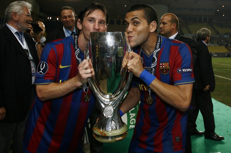 阿尔维斯:梅西离开是一个荒谬的结局,巴萨应给予球员足够尊重